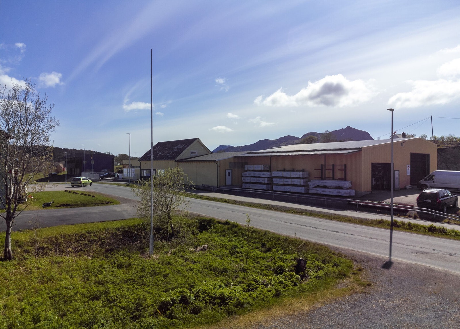 Utsikt fra balkong i 2. etasje - her har man god utsikt mot fjellene i bakgrunn Galleribilde