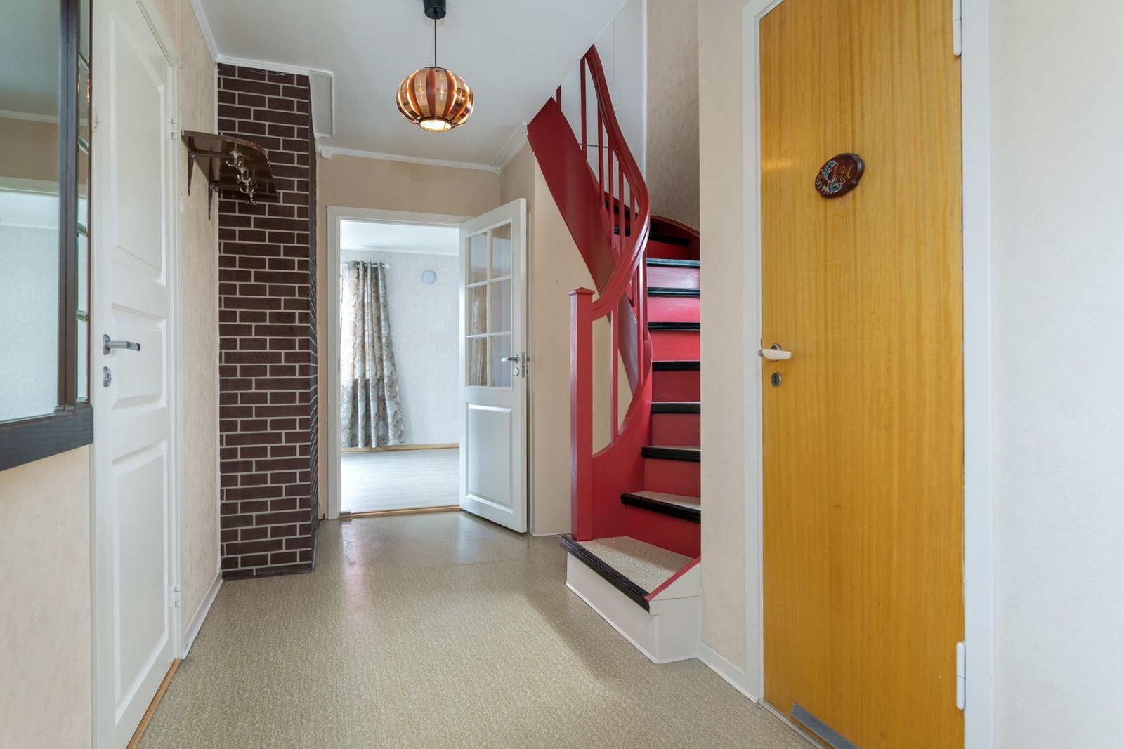 Fra gangen er det trapp opp til 2. etasje/loft og adkomst ned til kjeller Galleribilde