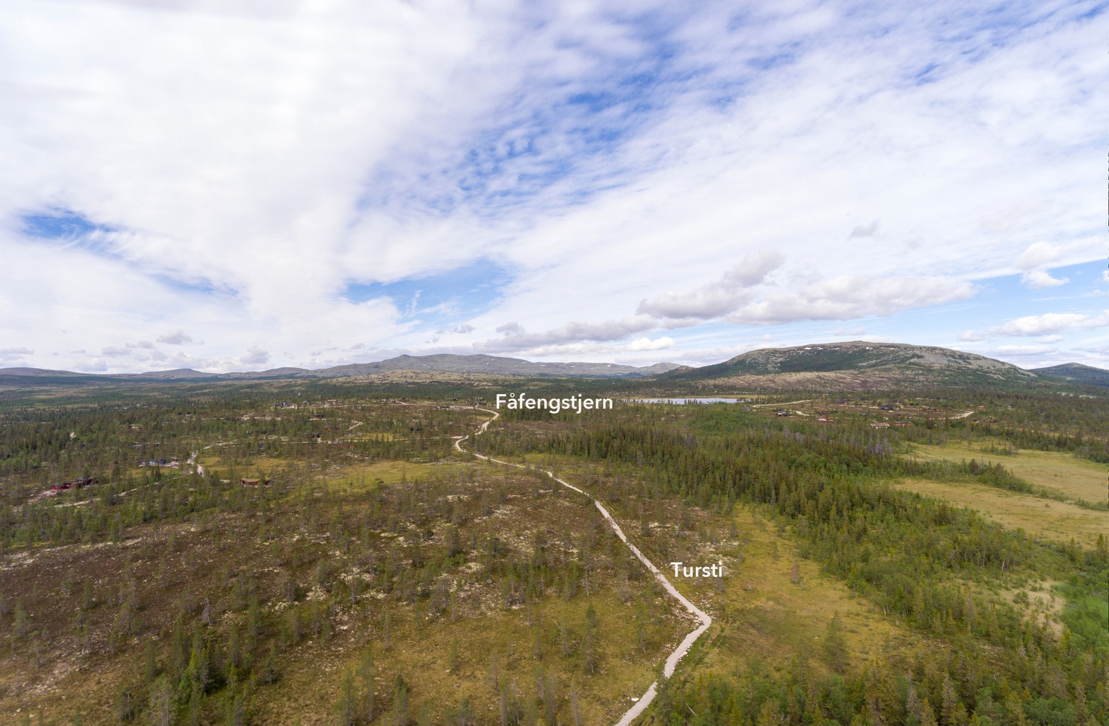 Her ser vi fra Tryvang Sør mot en tursti i vest opp mot Fåfengstjern Galleribilde