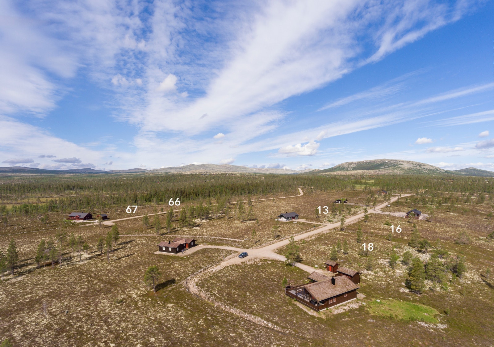 Det er fantastiske friluftsmuligheter til alle årstider med gå, sykkel og skiturer innover mot Ringebufjellet Galleribilde