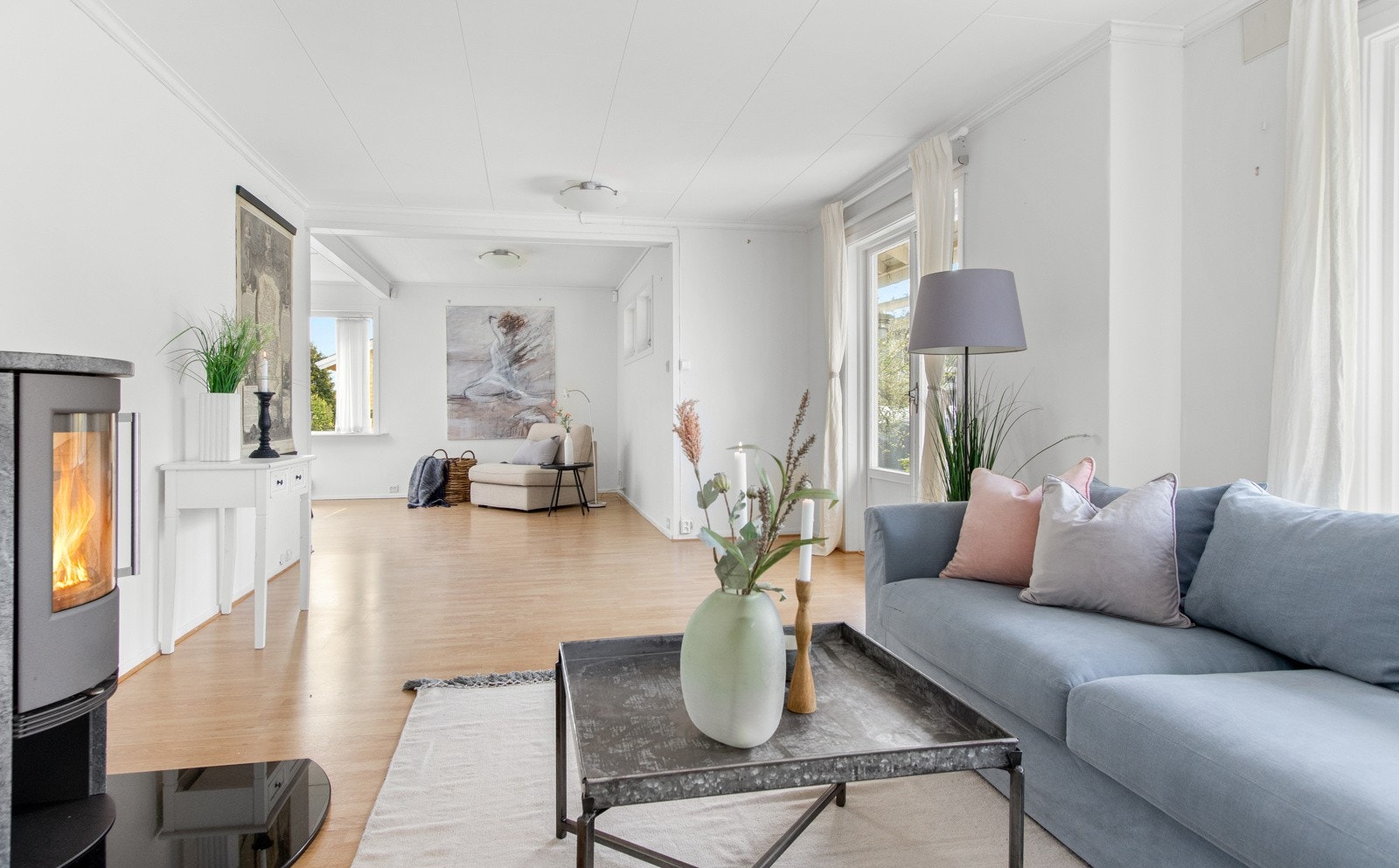 Med både varmepumpe og peisovn er et lunt innemiljø sikret. Galleribilde