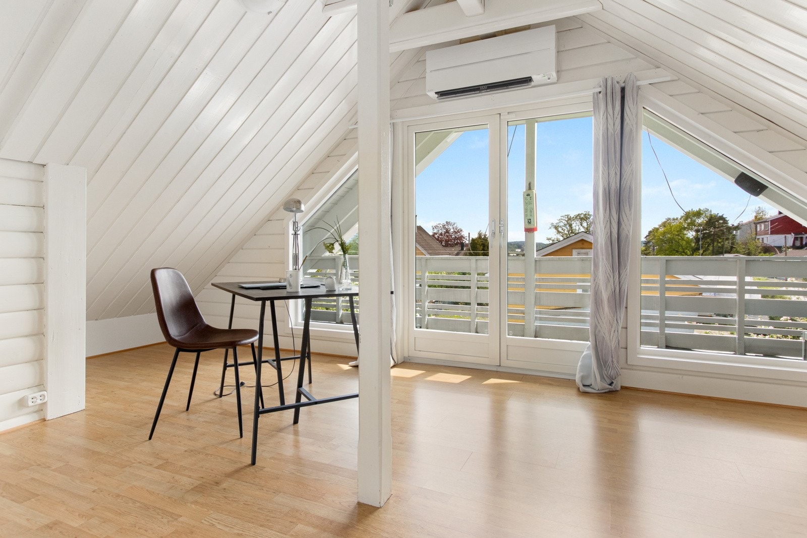 Loftstuen eller soverom nr 4 i 2. etasje har også utgang til egen balkong. Her er det montert varmepumpe i 2022. Galleribilde