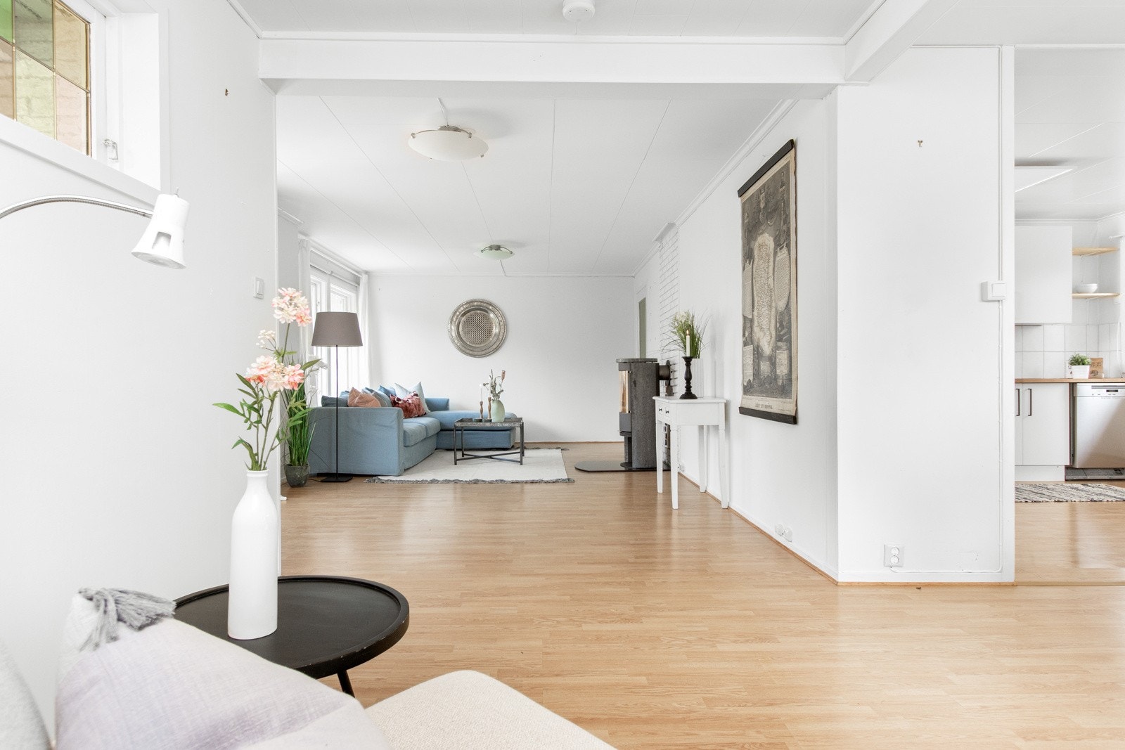 Kjøkkenet ligger i åpen løsning mot stuens spisedel. Galleribilde