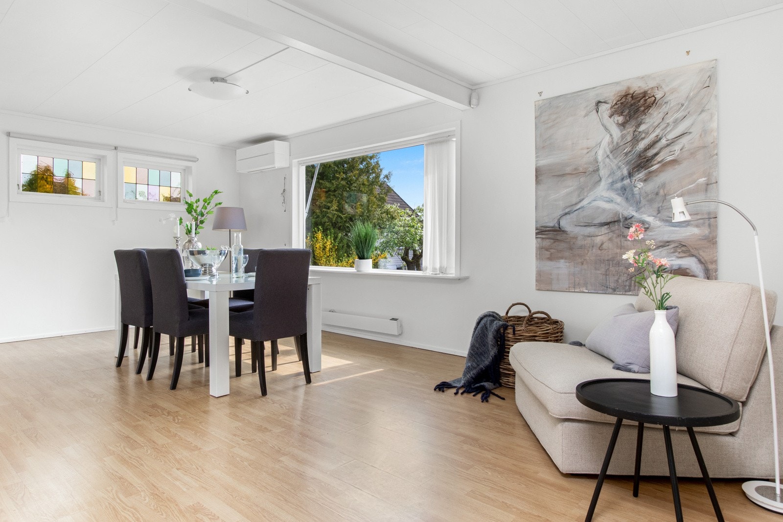 Stuen har ellers vinklet planløsning som gir egen sone for spisestuemøblement. Galleribilde