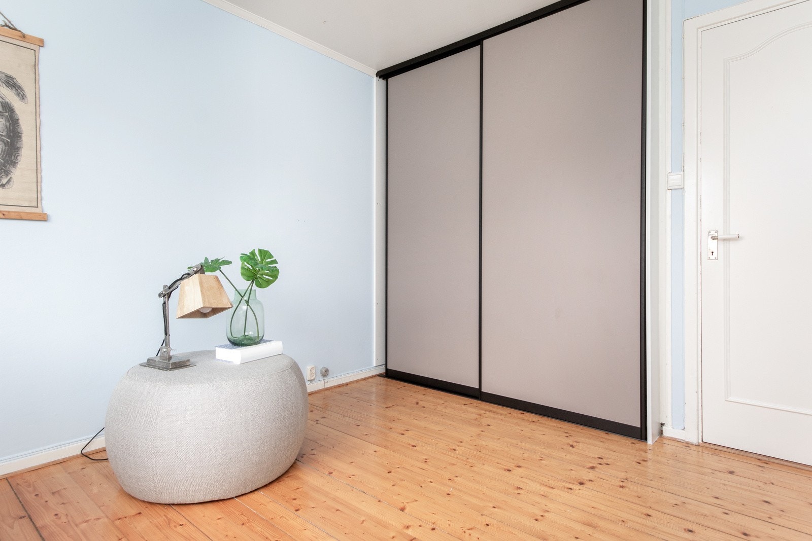 Her har du skyvedørsgarderobe i nisje. Galleribilde