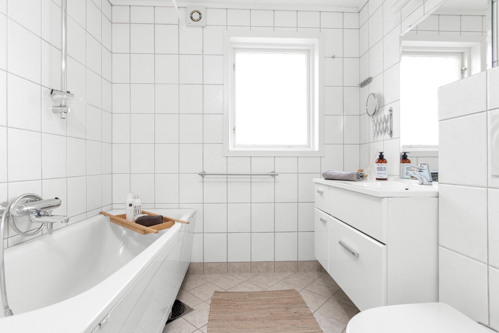 Badet i første etasje ble oppgradert i 2006 og har fargede gulvfliser, hvite veggfliser og mekanisk avtrekk. Galleribilde