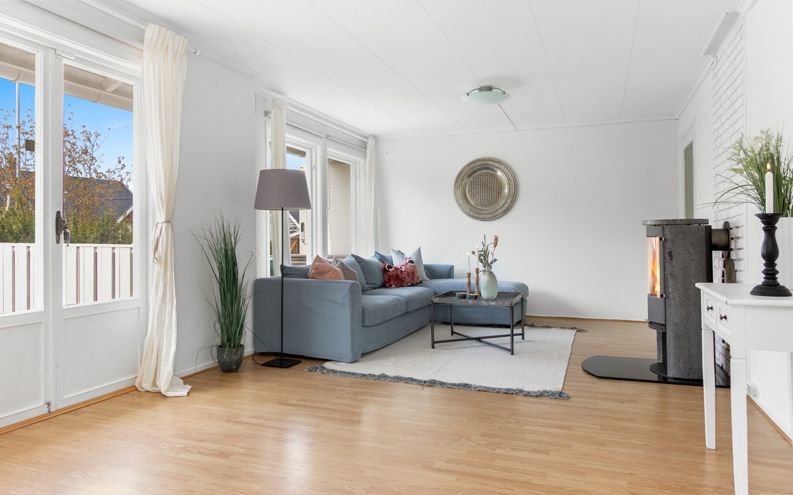 Det er utgang til en koselig uteplass via en dobbel terrassedør. Galleribilde