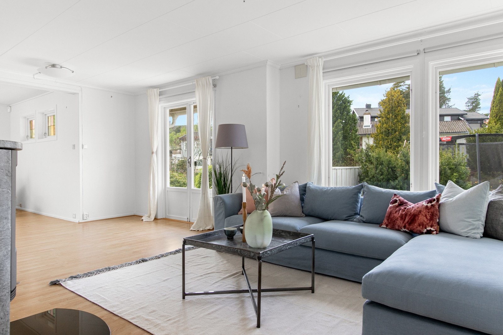 Stuen ble delvis pusset opp i 2020 og oppleves som et hyggelig rom med gode vinduer på tre sider av rommet. Galleribilde