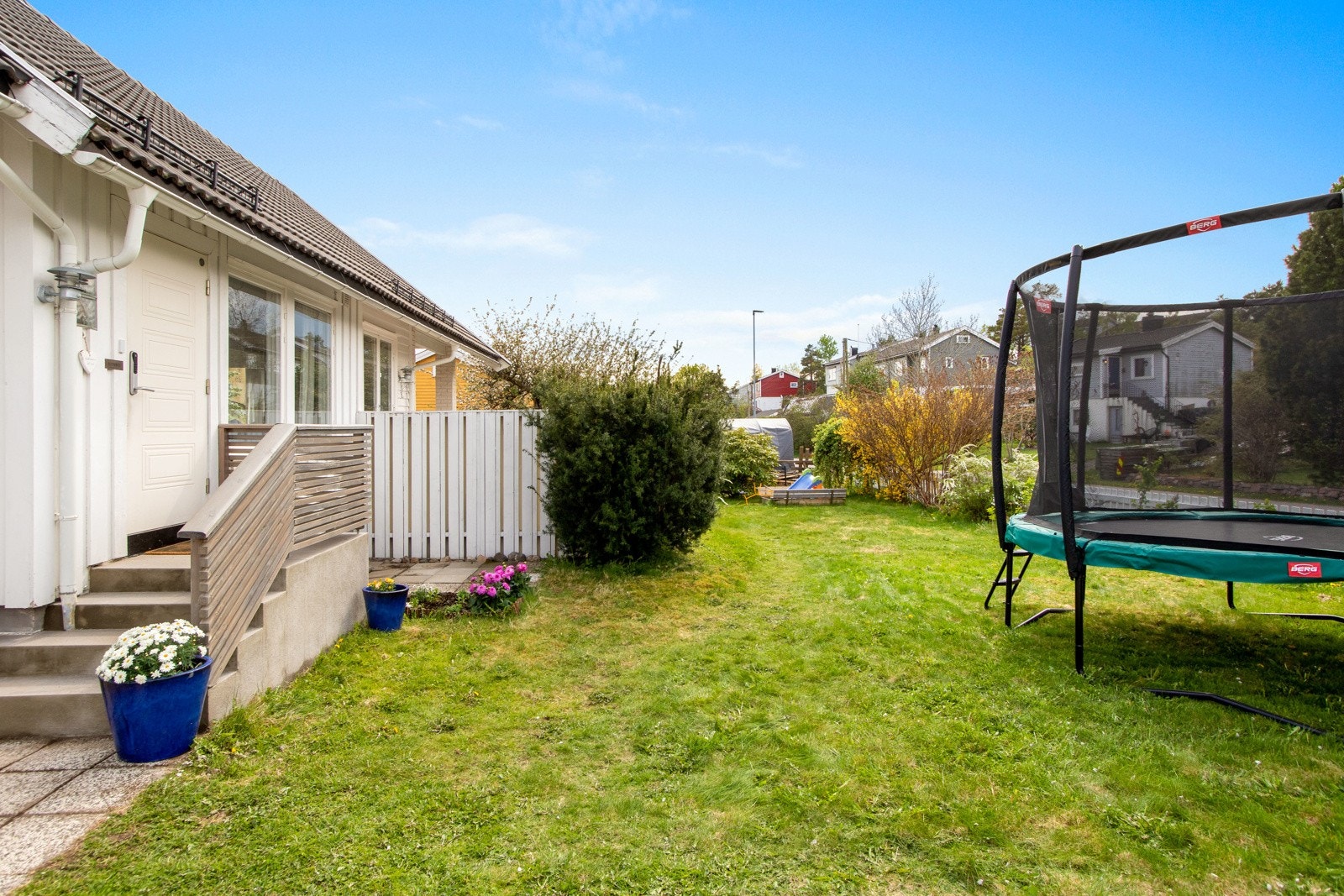 Hagen har gode plenarealer, flott beplantning og god tumleplass for hele familien. Galleribilde
