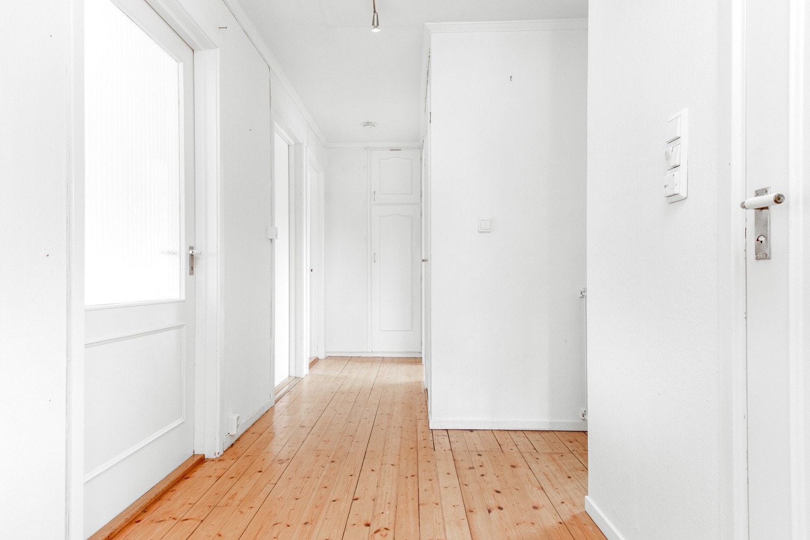 Fra entreen er det videre adkomst til en gang med dør til trapperom. Galleribilde
