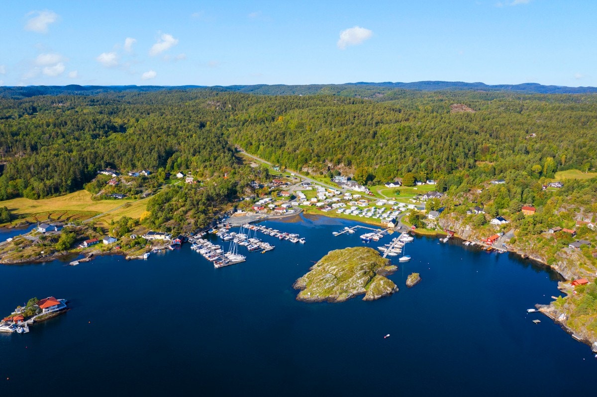 Området er svært attraktivt for både fastboende og hytteeiere - stille, rolig og med en fantastisk skjærgård. Galleribilde