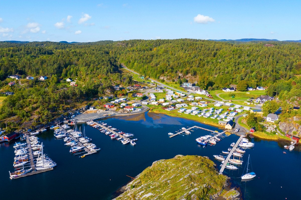 Fra Brevikstrand er det kort vei til lokale matbutikker, og bare ti minutter til Valle eller Stathelle med bil. Galleribilde