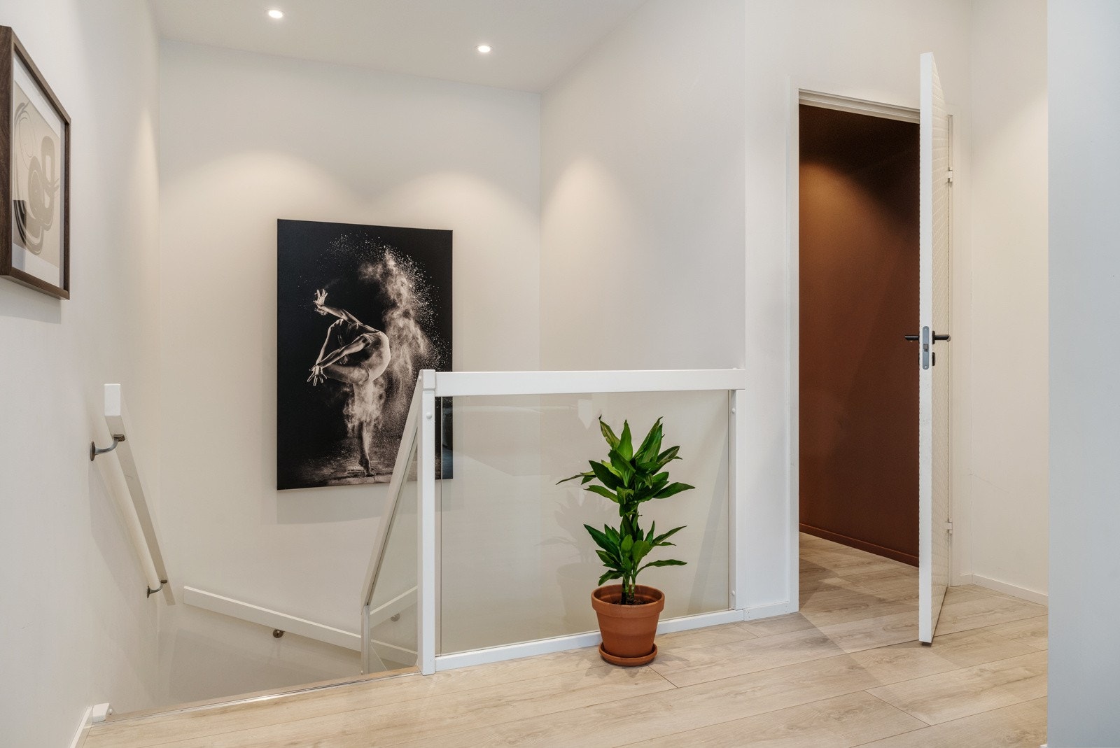 Gjestetoalett på toppen av trappen til 2.etasje. Galleribilde