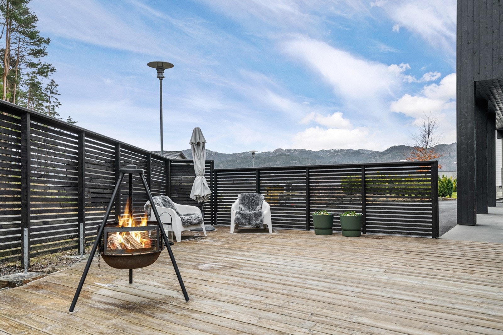 Terrasse på fremsiden utenfor 1.etasje, like ved inngangspartiet. Galleribilde
