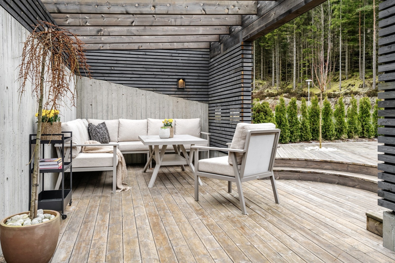 Gjennomført uteområde med flott pergola. Galleribilde