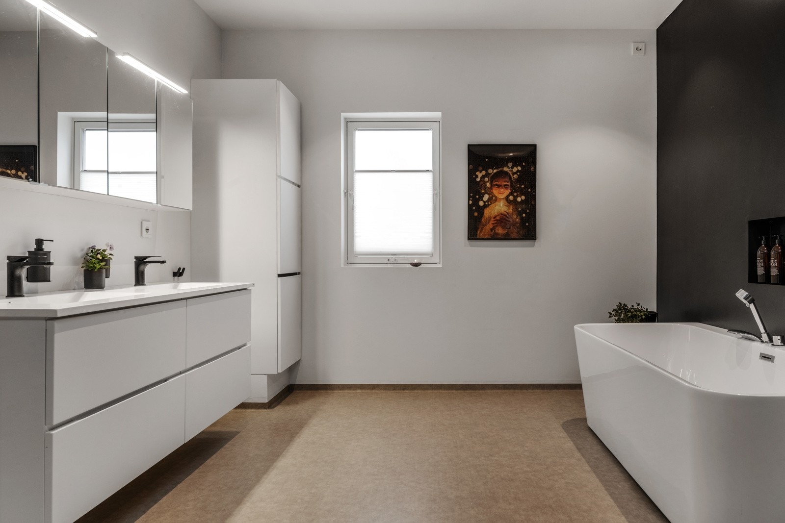 Delikat privat bad med inngang fra hovedsoverommet. Galleribilde