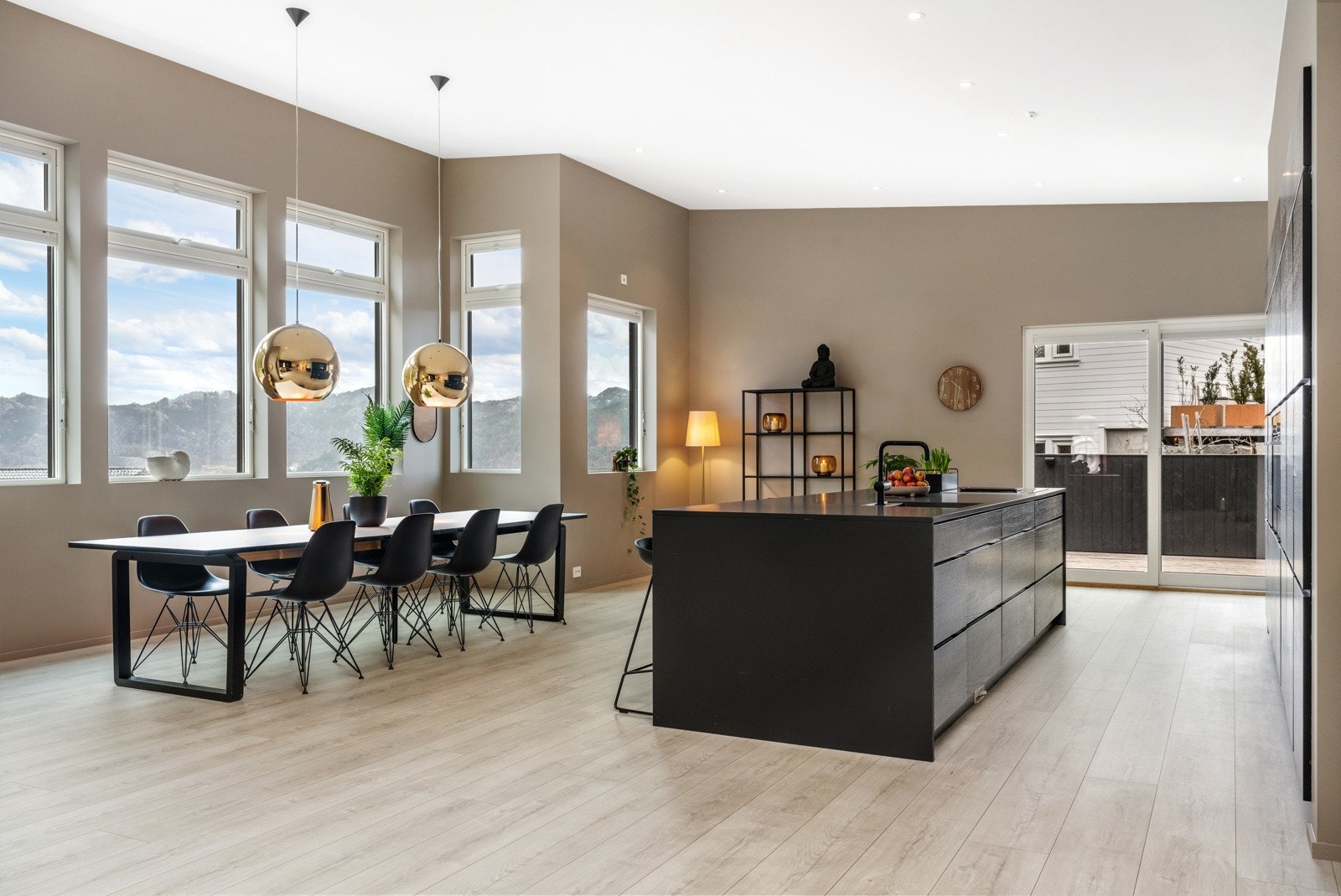 Åpen kjøkkenløsning med kjøkkenøy. Galleribilde