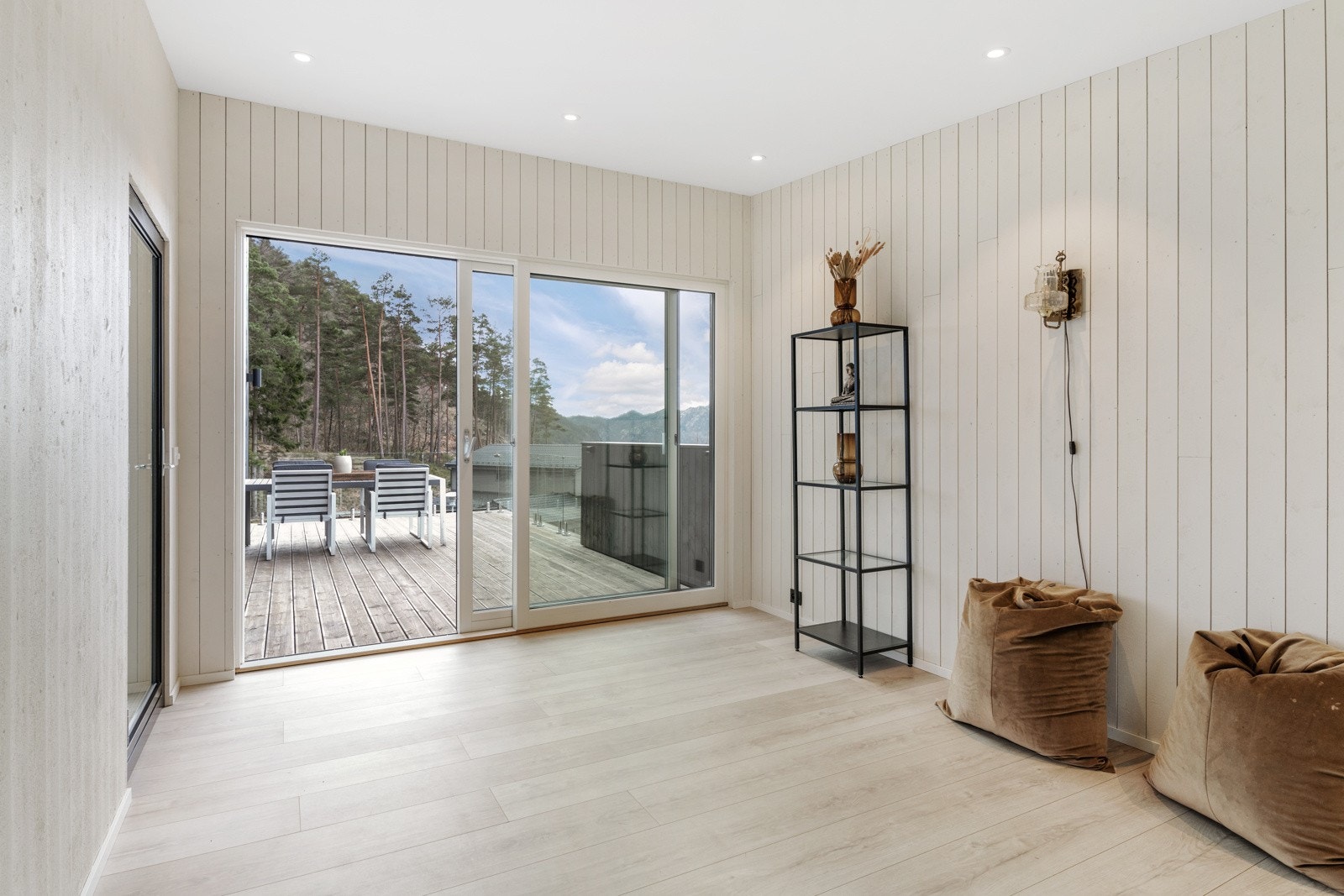 Hagestue med adkomst fra kjøkken og videre utgang til veranda på framsiden og terrassen på baksiden av boligen. Galleribilde