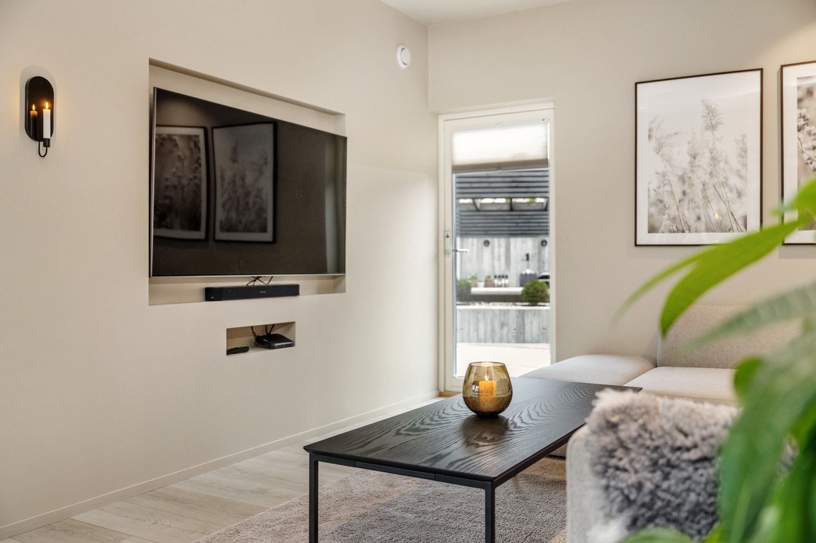 Innfelt tv i veggen. Galleribilde