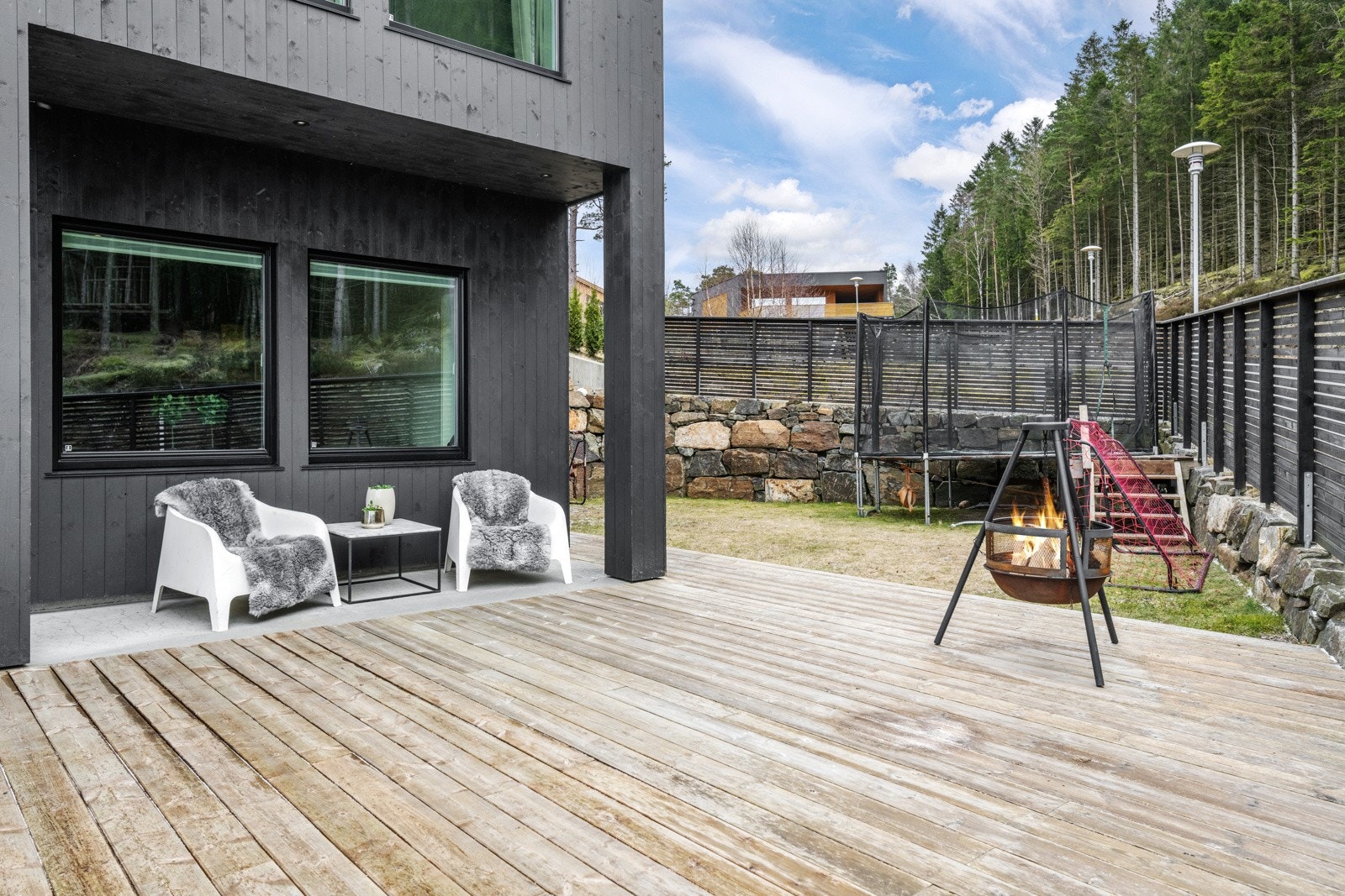 Opparbeidet uteområde rundt hele boligen. Galleribilde