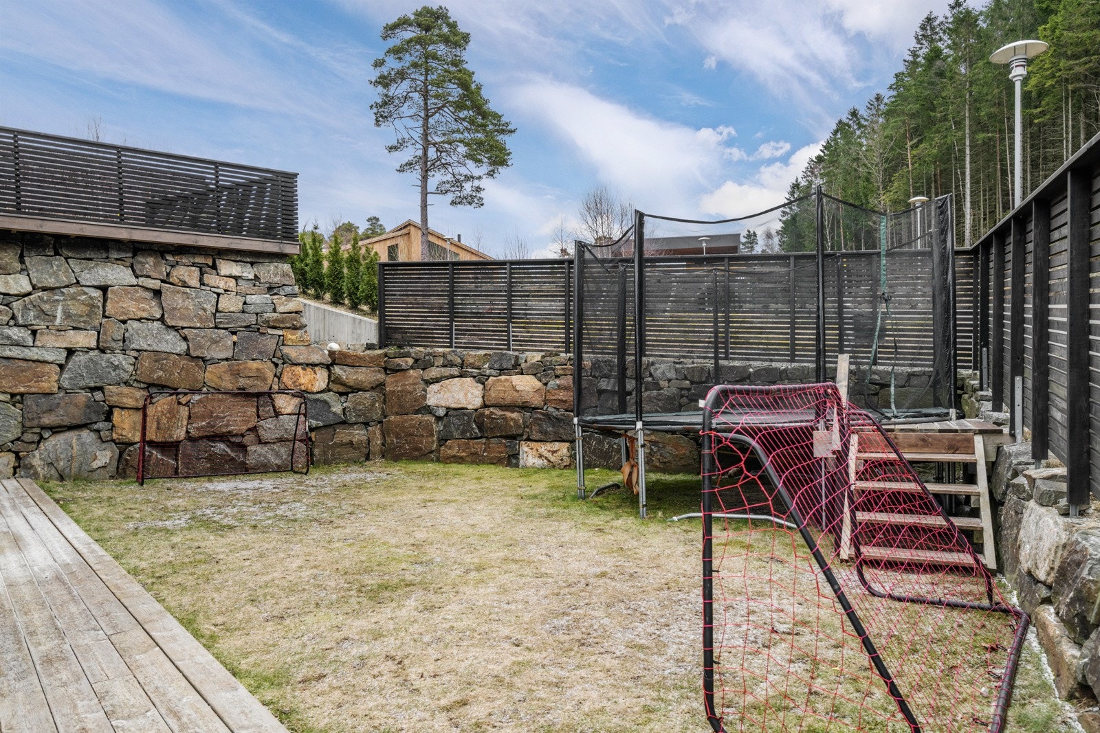 Hage innenfor terrassen. Galleribilde