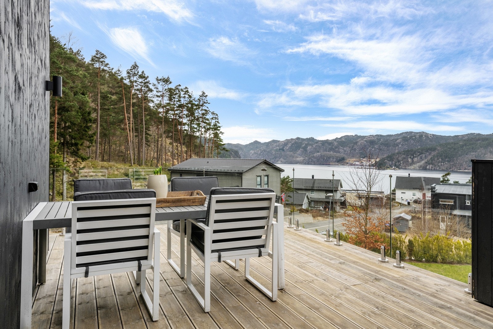 Veranda på framsiden med flott utsikt og gode solforhold Galleribilde