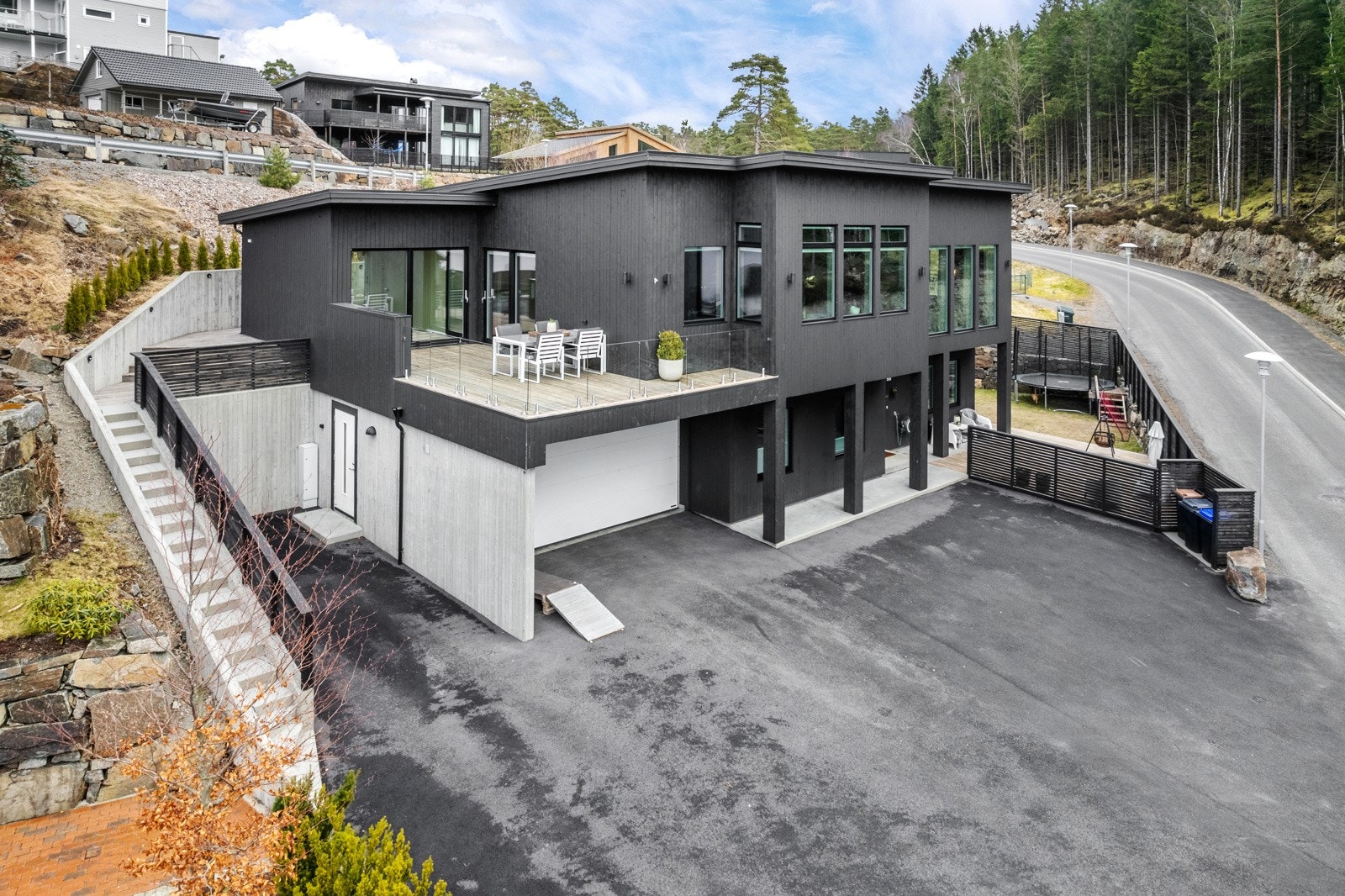 Stor enebolig med gjennomgående god standard. Opparbeidet uteområde. Galleribilde