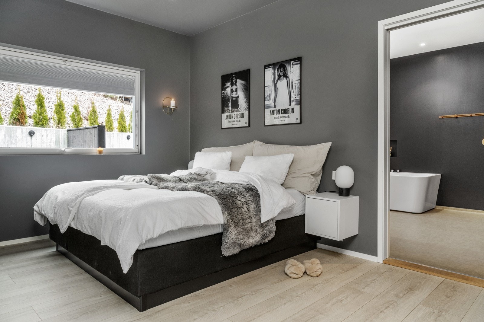 Hovedsoverom i 2.etasje med eget bad. Galleribilde