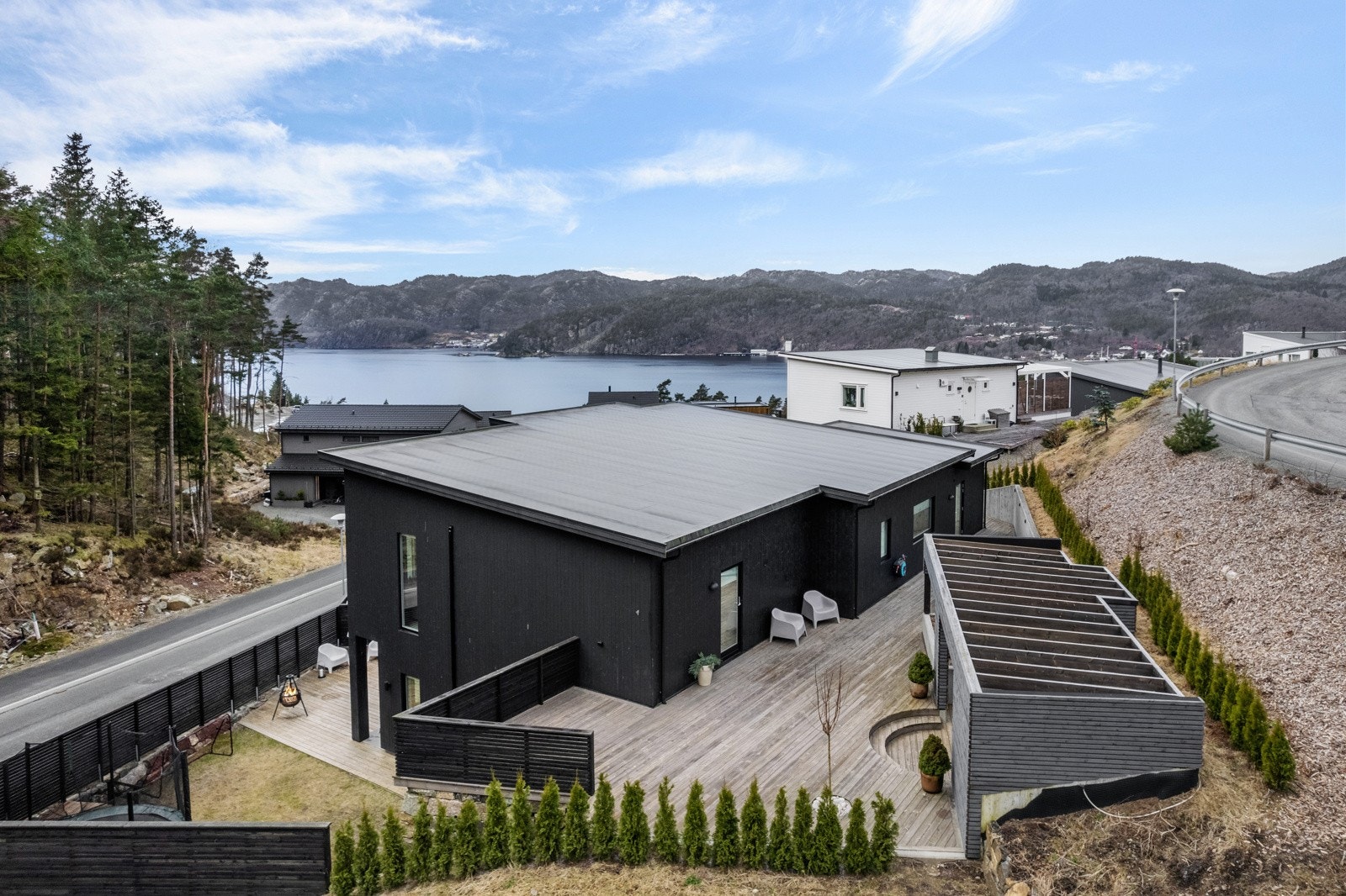 Fra boligen er det flott utsikt mot fjorden. Galleribilde