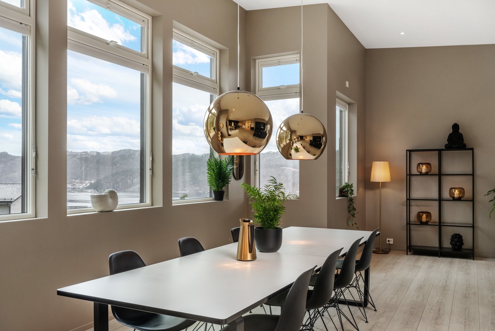 Store vindusflater og god takhøyde gir en meget god romfølelse. Galleribilde