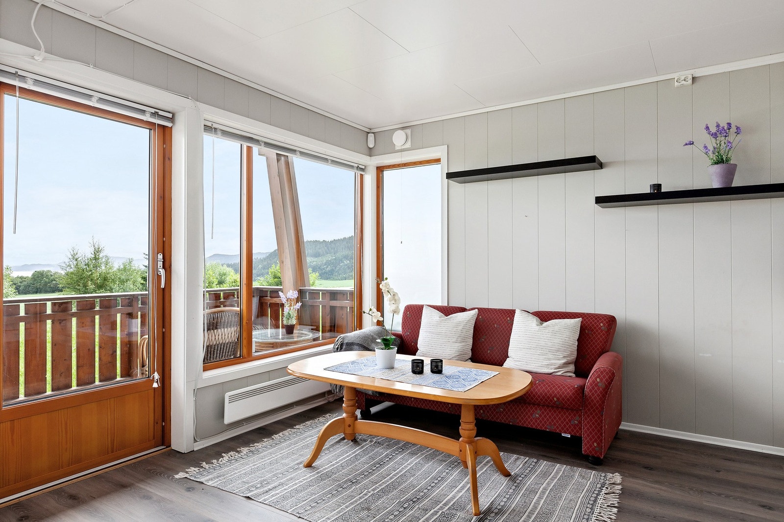 Boligen holder en gjennomgående pen standard. Samtlige vinduer i boligen er 2-lags glass og vurdert til TG1 av takstmann. Galleribilde