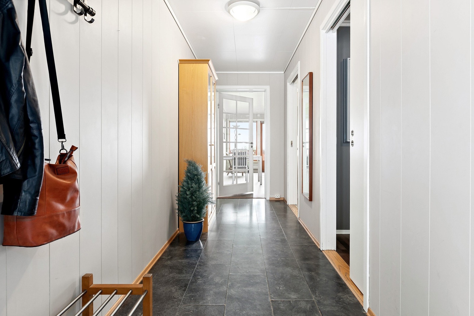 Gode oppbevaringsmuligheter i hallen til leiligheten, og skulle det være behov for mer lagringsplass disponerer leiligheten en sportsbod i felles bygg. Galleribilde