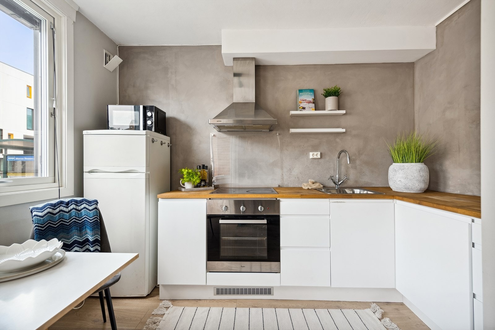 Kjøkkenet har lys innredning i vinkel. Galleribilde