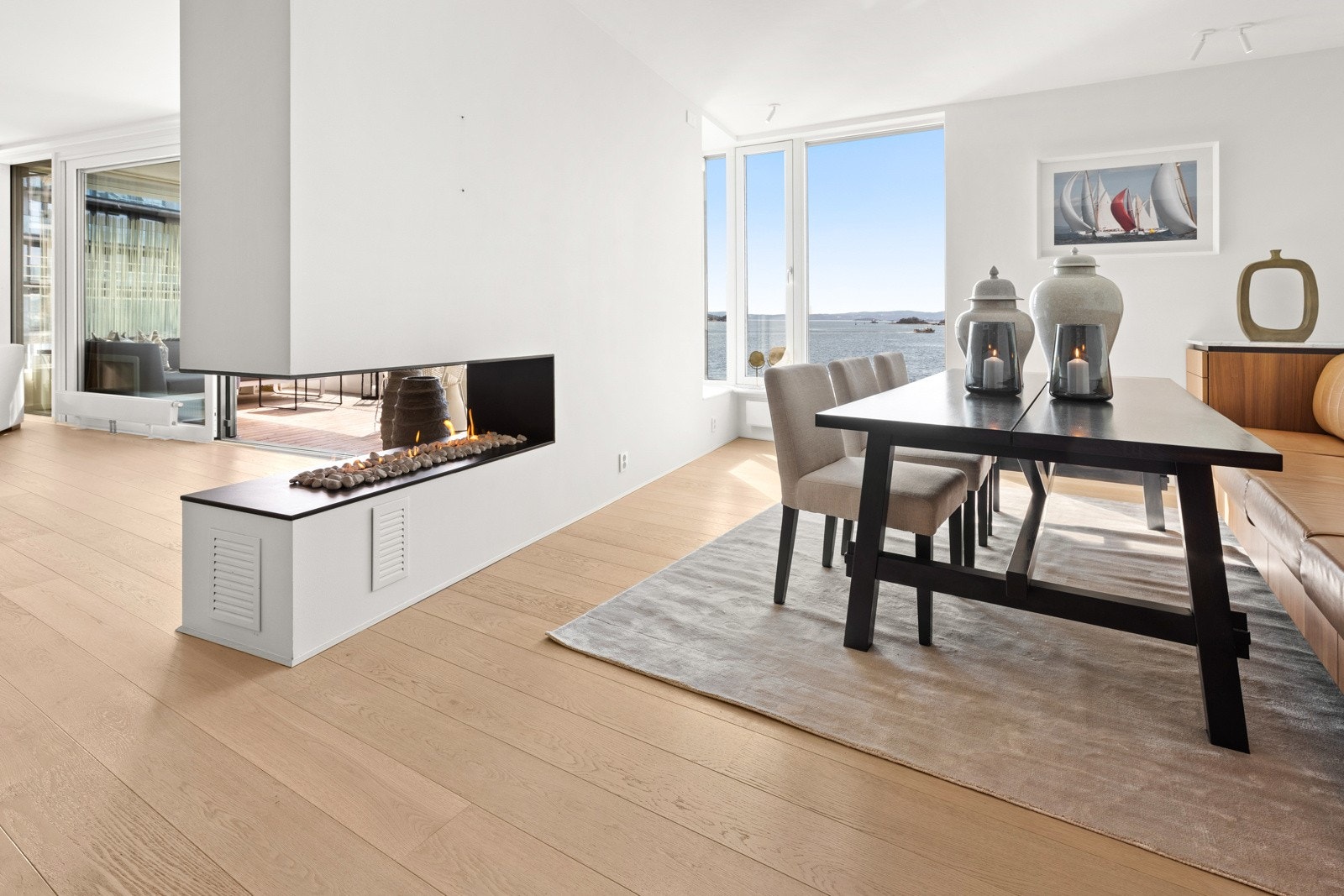 Det er god plass til å samle både familie og venner til hyggelige middagsselskaper. Galleribilde
