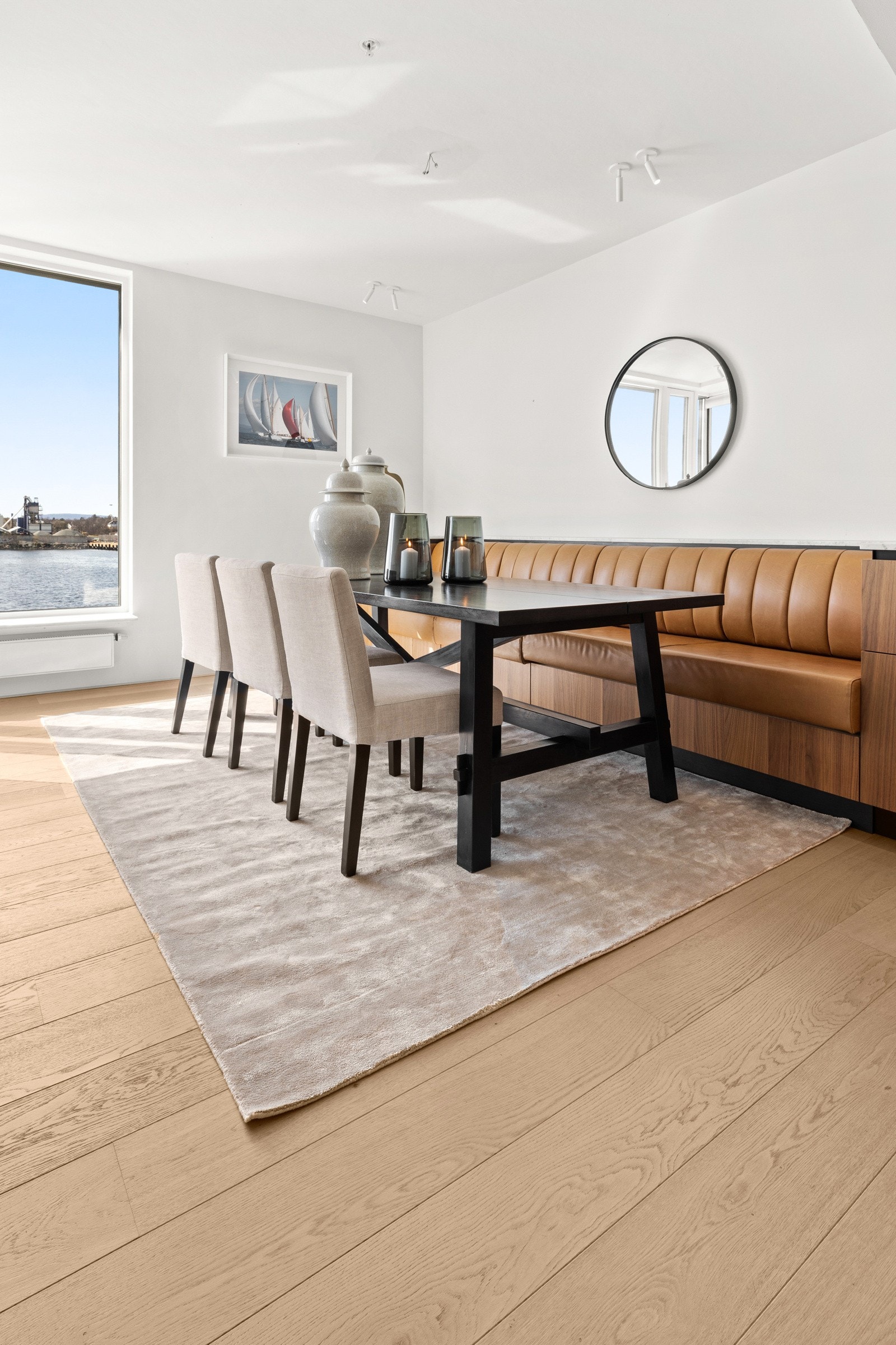 I nær tilknytningen til kjøkkenet kan det fint plasseres en stor spisegruppe - perfekt for de store begivenhetene! Galleribilde