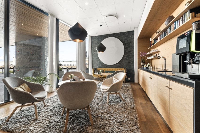 Med en Plussbolig får du tilgang til et serviceområde med bemannet resepsjon, lobby, gjesterom, treningsrom, møterom, selskapsrom og kjøkken. Alt stilfullt innredet og fullt utstyrt. Galleribilde