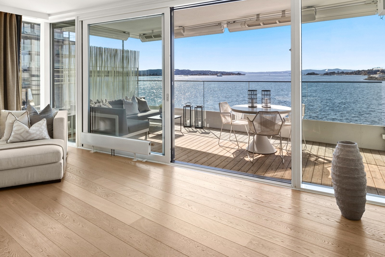 Med utgang fra stuen kommer du til noe av det viktigste med leiligheten - balkongen. Galleribilde