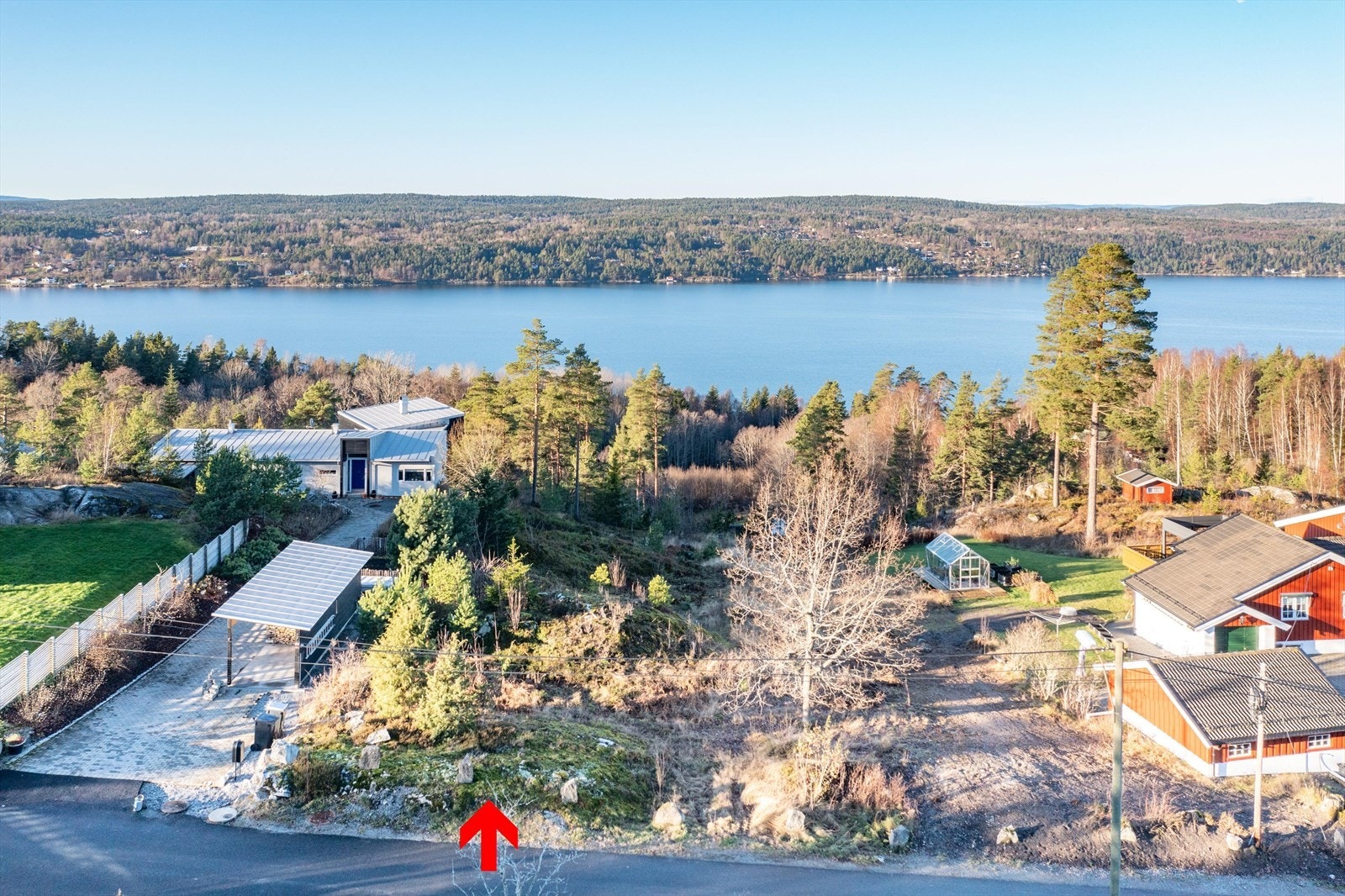 Vestvendt med fjordutsikt og kveldssol nær sjøen Galleribilde