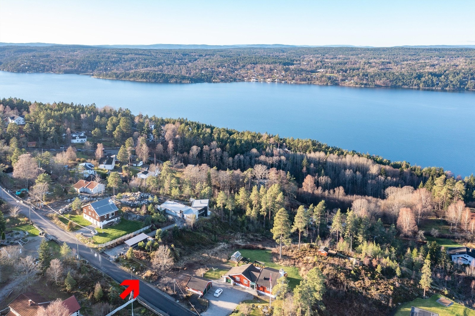 Vestvendt med fjordutsikt og kveldssol nær sjøen Galleribilde