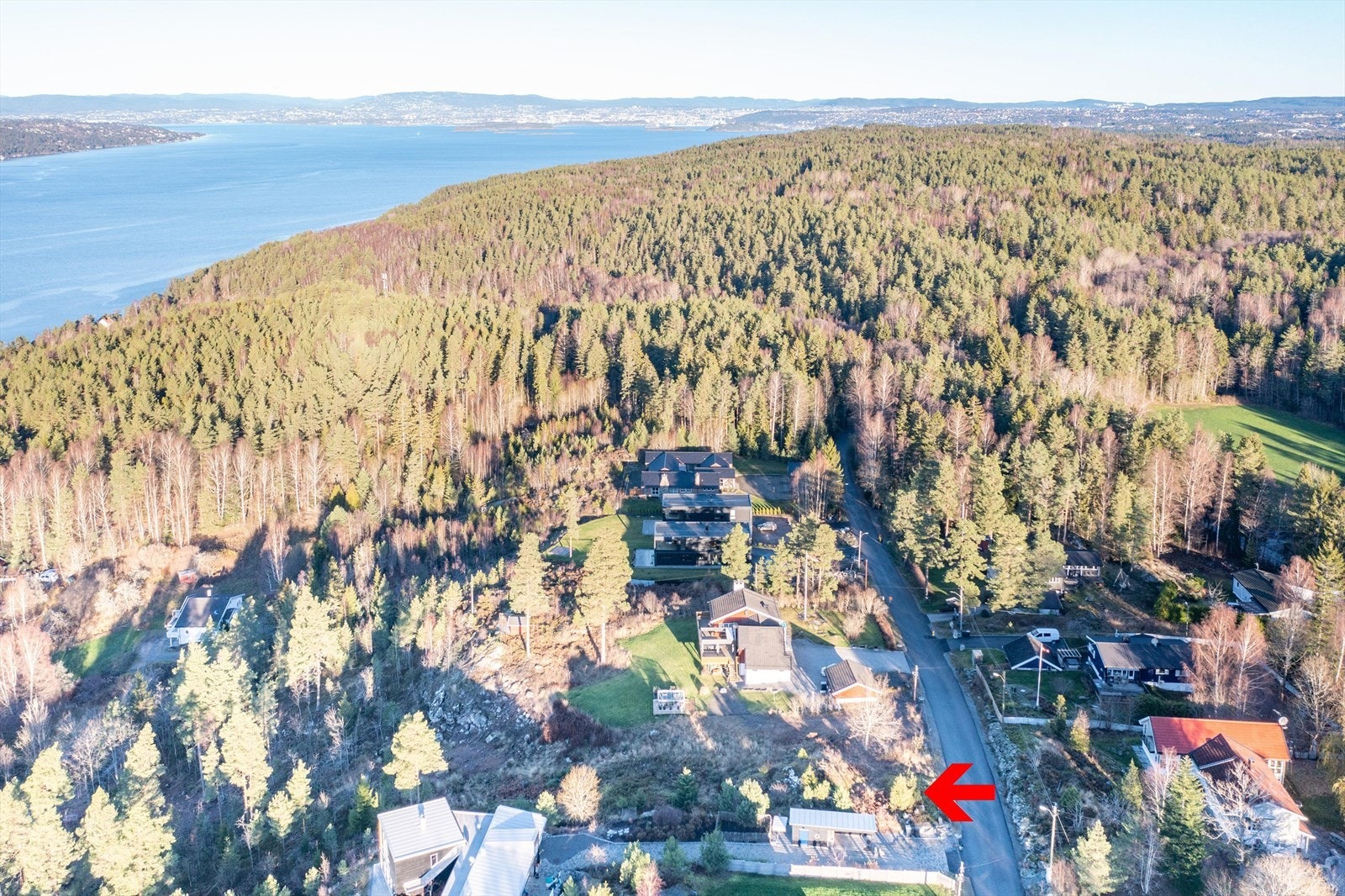 Vestvendt med fjordutsikt og kveldssol nær sjøen Galleribilde