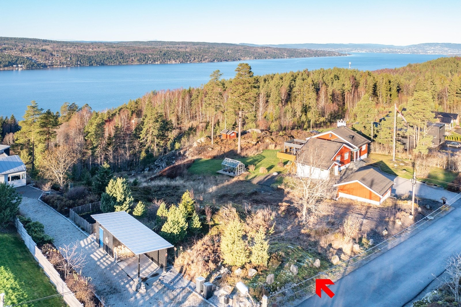 Vestvendt med fjordutsikt og kveldssol nær sjøen Galleribilde