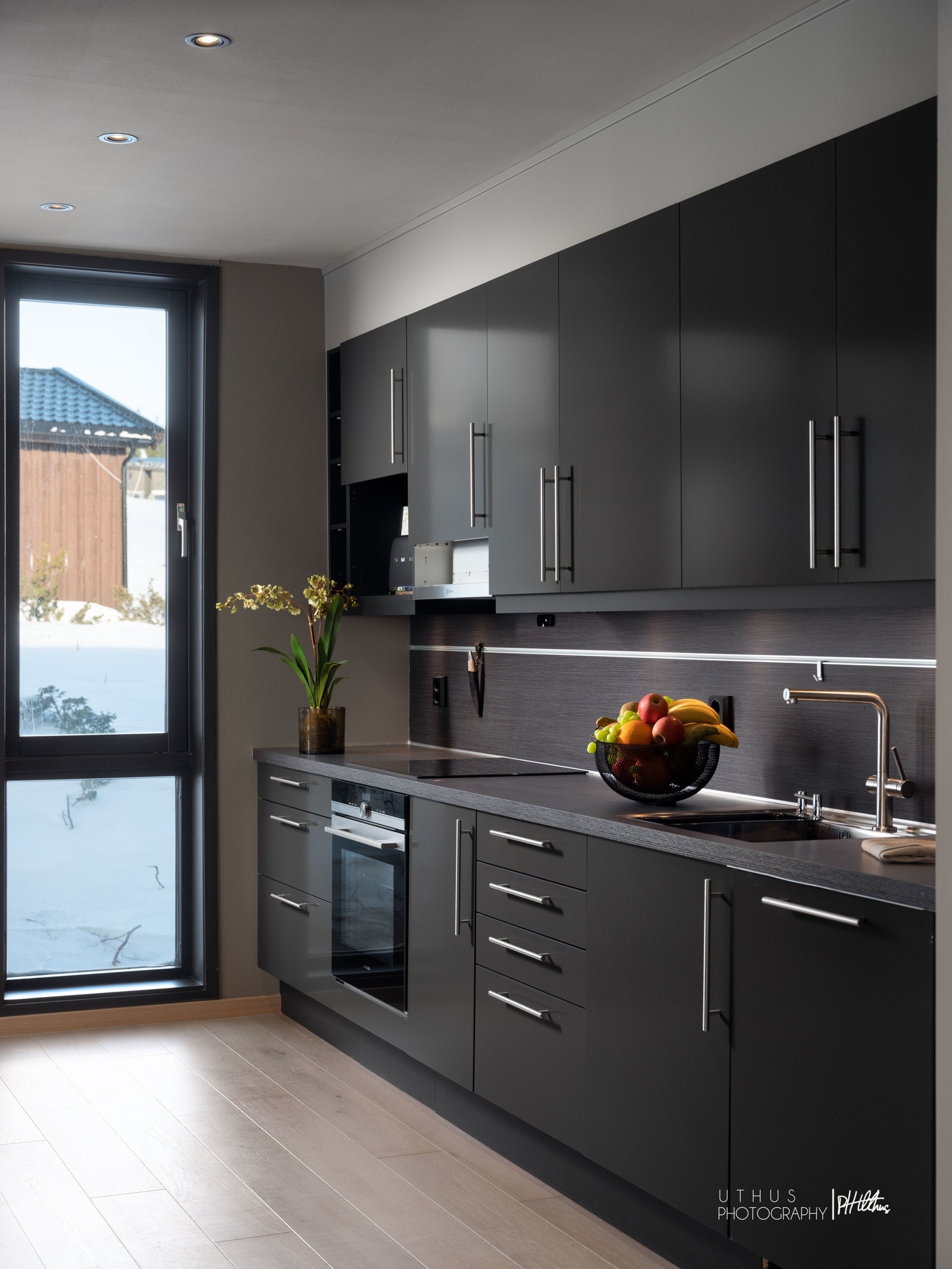 Integrerte hvitevarer er komfyrtopp, stekeovn, oppvaskmaskin samt ventilator. De integrerte hvitevarene var nye i 2021. Galleribilde