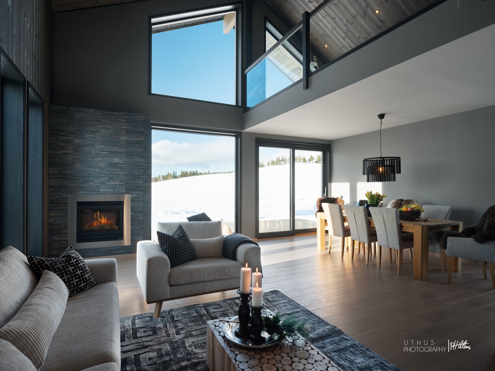 Den åpne løsningen mellom stuen og spisestuen gjør dette til et sosialt rom Galleribilde