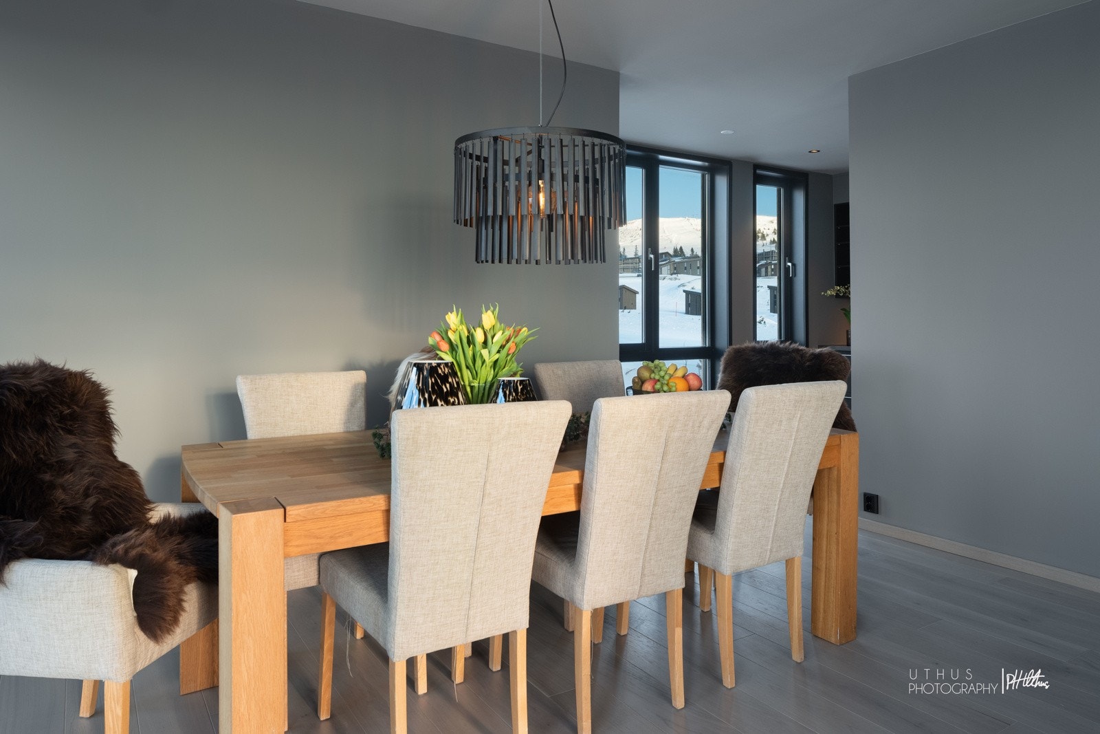 Spisestuen ligger i tilknytning til kjøkkenet og har god plass til langbord Galleribilde