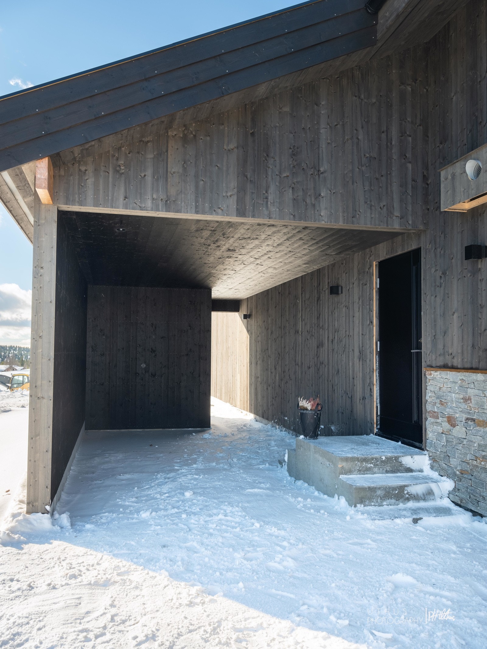 Det er tilbygd carport ved inngangsdøren Galleribilde