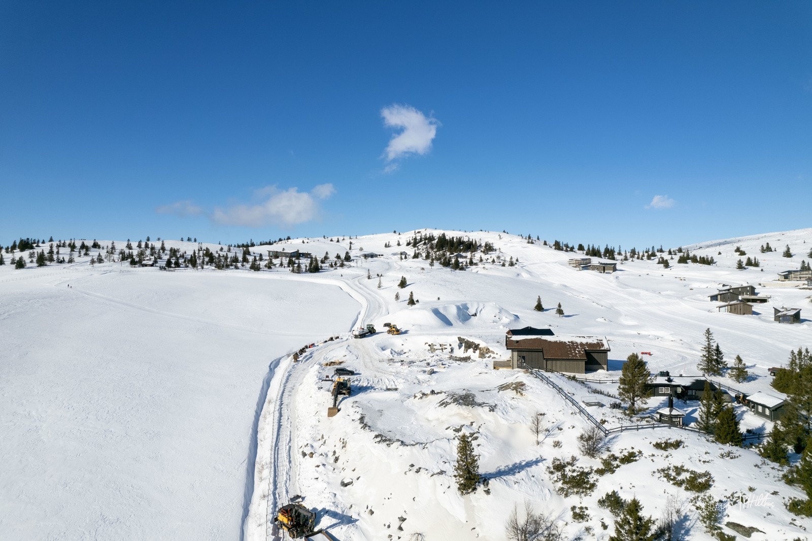 Fra hytta kan man gå rett ut i milevis av preparerte langrennsspor med alt fra uværsløyper til vakkert høyfjellsterreng! Galleribilde