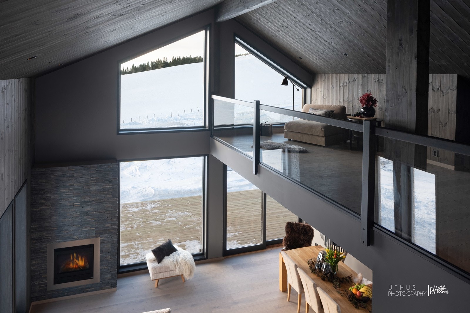 Lekkert rekkverk i glass sørger for at man ikke mister noe av utsikten Galleribilde