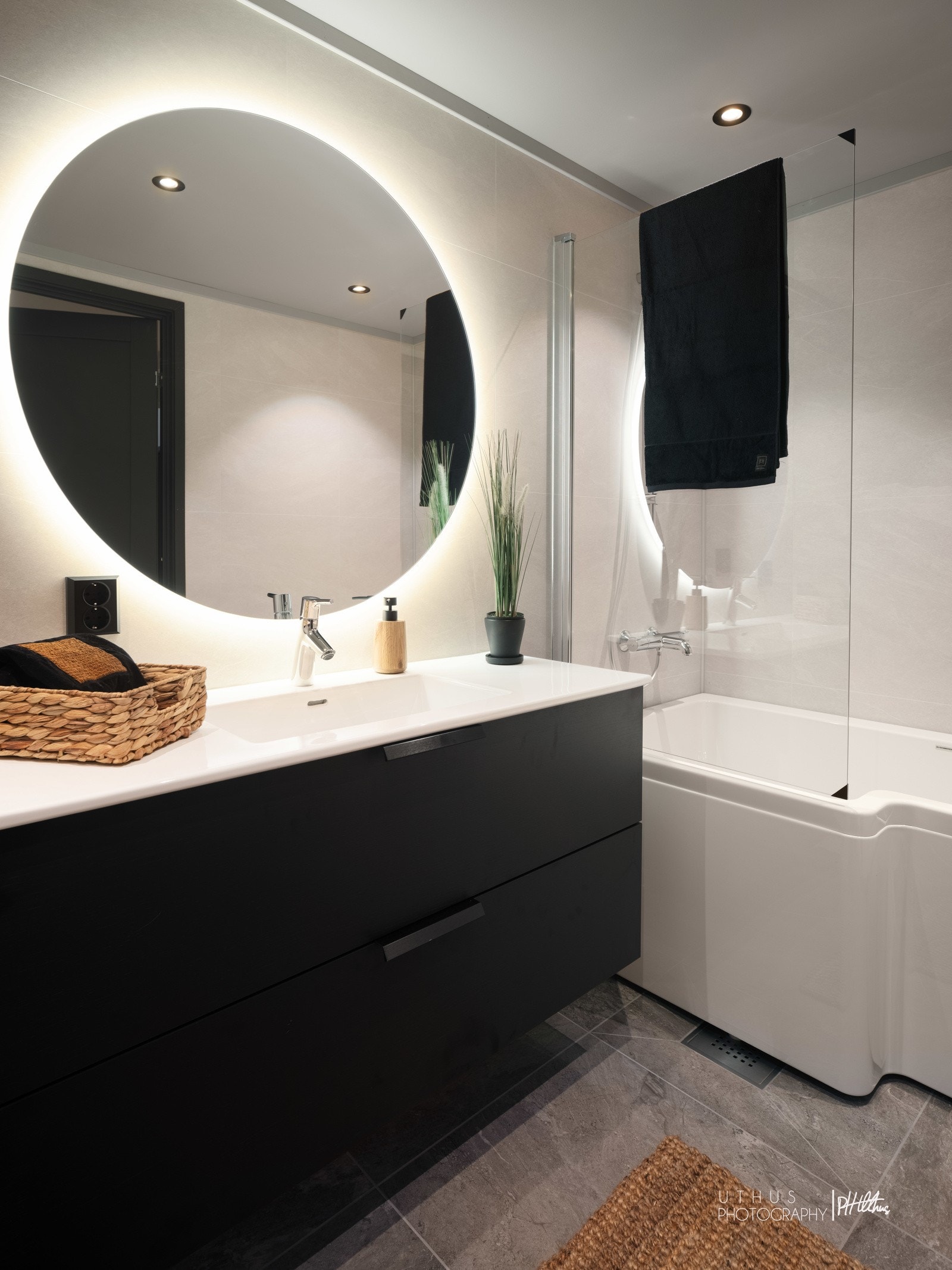 Bad 2 - Badet har en stilfull baderomsinnredning samt badekar med dusj. Galleribilde