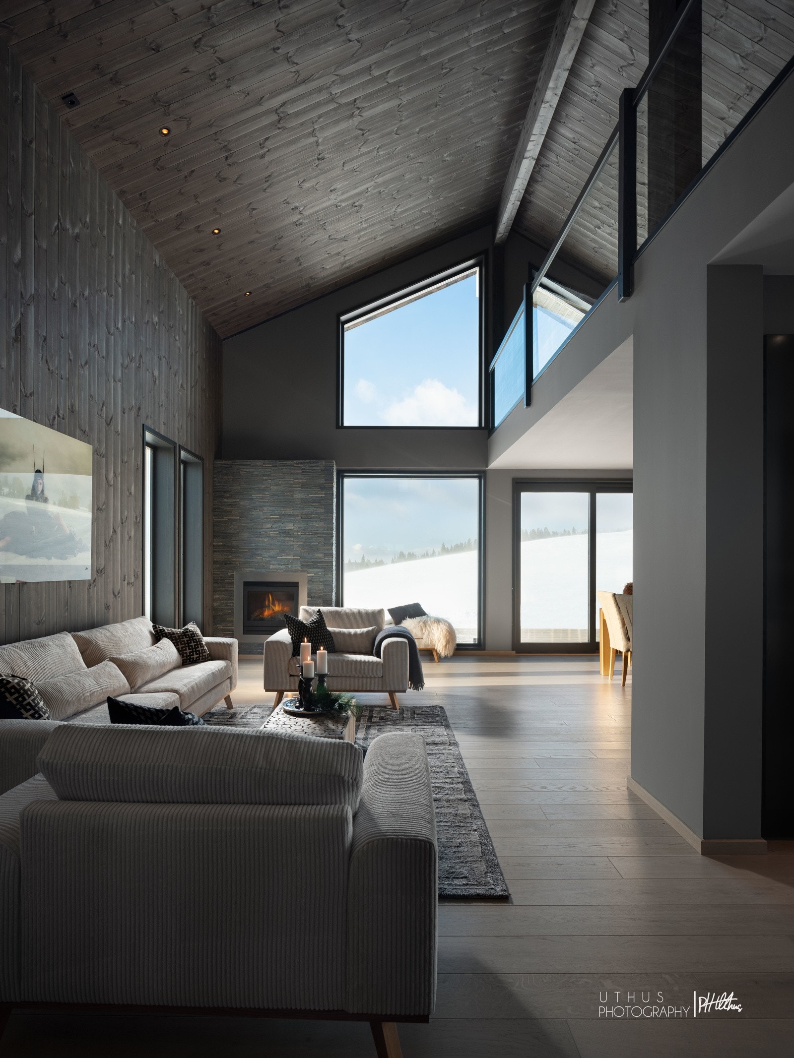 I stuen er det meget god takhøyde og store flotte vindusflater som slipper inn store mengder lys. Galleribilde