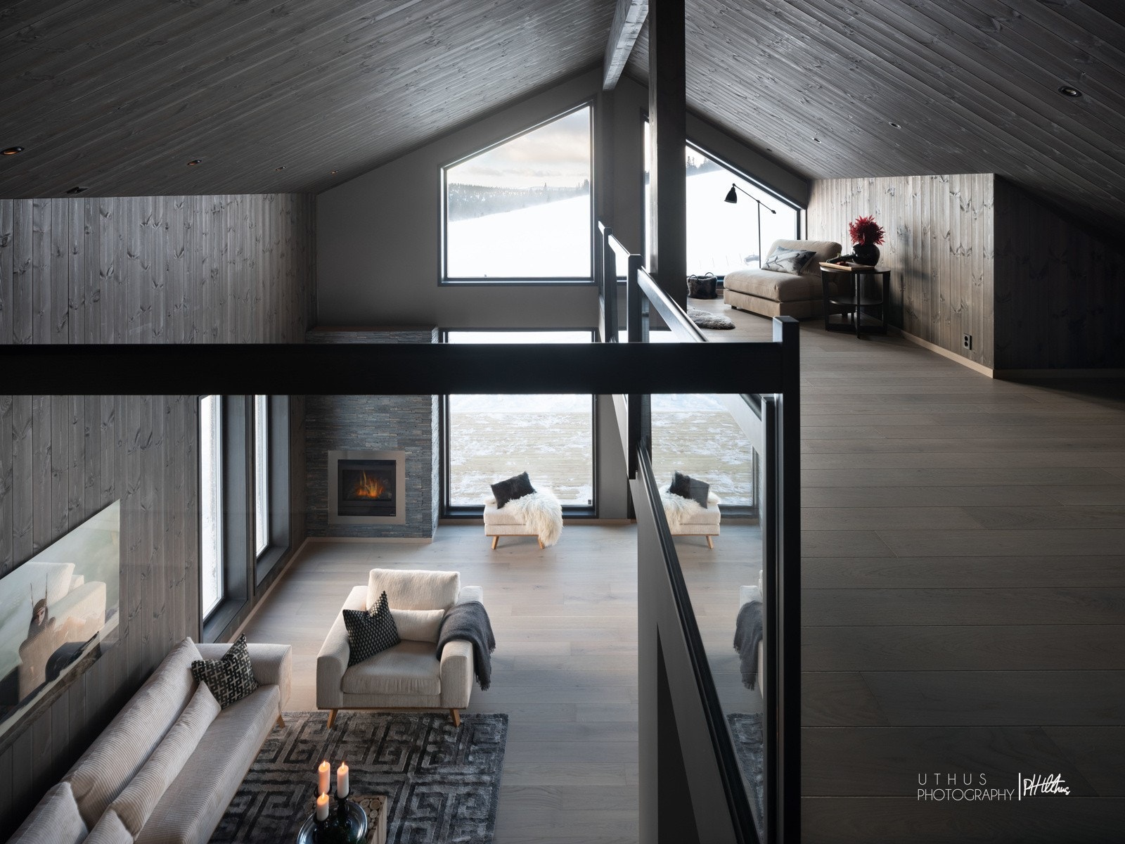 Det er åpent ned til stuen, noe som gir rommet en meget luftlig følelse! Galleribilde